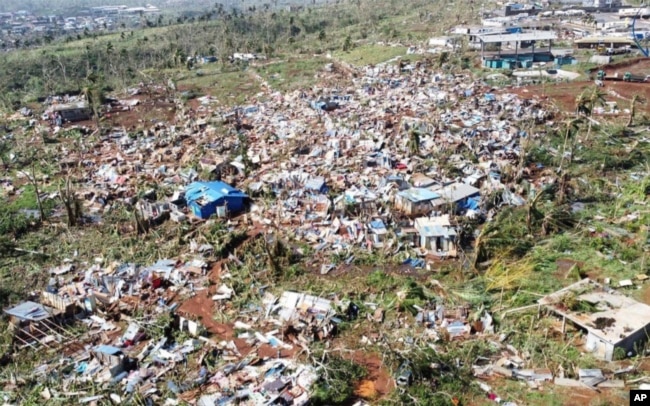 Rumah-rumah yang hancur di wilayah Prancis Mayotte di Samudra Hindia, setelah pulau itu dihantam oleh topan terburuknya dalam hampir satu abad, dalam foto tidak bertanggal yang dirilis Selasa, 17 Desember 2024. (Ministere de l'Interieur/Gendarmerie Nationale via AP)