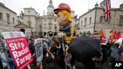 Ribuan demonstran di London menolak kunjungan Presiden Trump dalam aksi protes di London, Selasa (4/6).