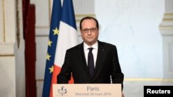 French President Francois Hollande delivers a speech on constitutional reform and the fight against terrorism at the end of the weekly cabinet meeting at the Elysee Palace in Paris, France, March 30, 2016. 