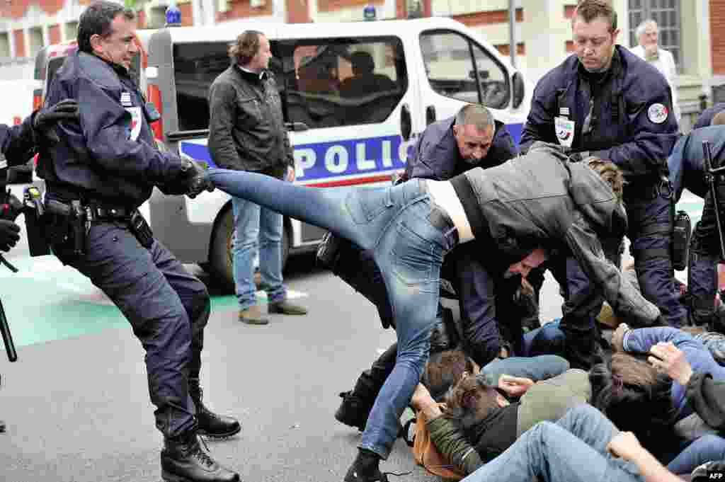 Policemen drag away a protester during a demonstration of artists and entertainment workers, known as &quot;intermittents du spectacle&quot;, near the Regional Directorate of Cultural Affairs (DRAC) in Lille, northern France, to protest against the government&#39;s plans to reform their status.