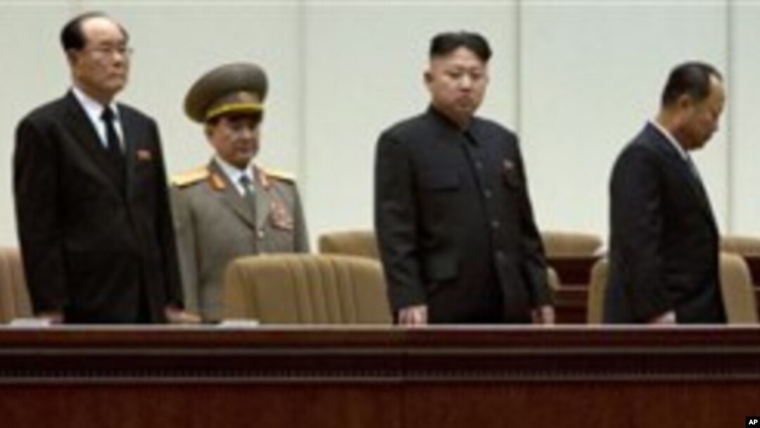 Pemimpin Korut Kim Jong-un (dua dari kanan) bersama para pejabat teras politik, pemerintah dan militer hadir dalam peringatan satu tahun wafatnya Kim Jong-il di Pyongyang (15/12).