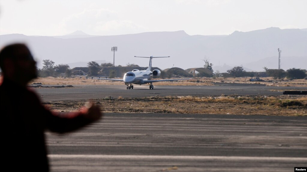 Sebuah pesawat mendarat di bandara Sanaa, Yaman, 22 Desember 2018. (Foto: dok). Berbagai organisasi bantuan mengecam koalisi pimpinan Saudi karena menutup bandara di ibukota Yaman.