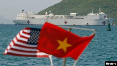 Tàu bệnh viên Mỹ USNS Mercy thăm cảng Nha Trang năm 2008.