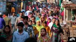 বাংলাদেশের সাভারে পোশাক কর্মীরা কাজ থেকে ঘরে ফিরছেন। (ফাইল ফটো- এ এম আহাদ/ এপি) 