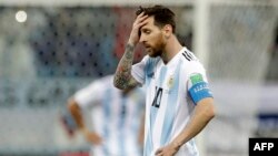 Lionel Messi de Argentina reacciona después del tercer gol de Croacia durante el partido del grupo D entre Argentina y Croacia en la Copa Mundial de fútbol 2018 en el Estadio Nizhny Novgorod en Nizhny Novgorod, Rusia, el jueves 21 de junio de 2018. Croacia ganó 3-0. (AP Photo / Petr David Josek)