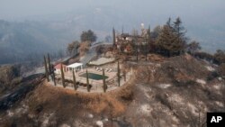 Una piscina es todo lo que quedó de una residencia en la cima de una colina después de un incendio forestal en el condado Shasta, al oeste de Redding, California, el viernes 10 de agosto de 2018.