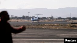 Sebuah pesawat mendarat di bandara Sanaa, Yaman, 22 Desember 2018. (Foto: dok). Berbagai organisasi bantuan mengecam koalisi pimpinan Saudi karena menutup bandara di ibukota Yaman.