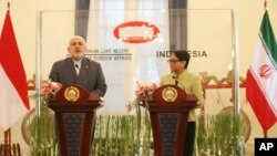 Menlu Iran Mohammad Javad Zarif (kiri) dalam konferensi pers bersama Menlu RI, Retno Marsudi, di Jakarta, Indonesia, Jumat, 6 September 2019. (Foto AP / Achmad Ibrahim)