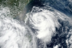 미국 나사(NASA)가 제공한 인공위성 사진에 태풍 하구핏(Hagupit)이 타이완을 향해 이동하고 있는 모습이 보인다. 이달 3일부터 중국 동부 지역에 폭우가 내를 것으로 예상되고 있다.