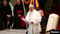 Le pape François donne un discours lors des fêtes de la nativité sur la place Saint Pierre au Vatican, le 7 décembre 2017. 