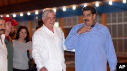 El presidente de Venezuela, Nicolás Maduro (derecha) es recibido por el vicepresidente de Cuba. Miguel Díaz Canel a su llega al aeropuerto internacional José Martí de La Habana. Jueves 17 de marzo de 2016.