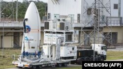 Badan Antariksa Eropa (ESA) Intermediate eXperimental Vehicle, siap diluncurkan bersama roket Vega dari pangkalan antariksa Eropa di Guyana Perancis, 30 Januari 2015.