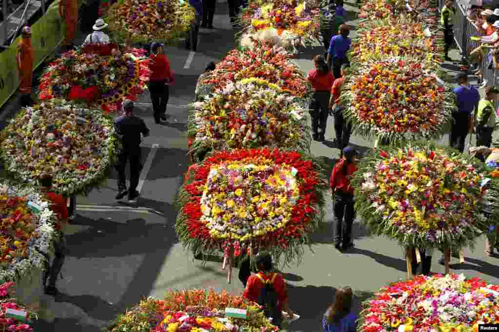 Petani bunga di Kolombia melakukan parade bunga di kota Medellin.