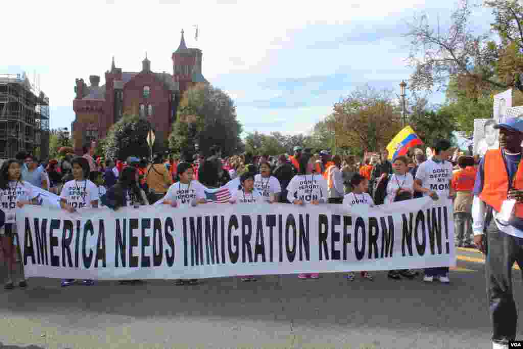 La marcha empezó alrededor de las 3 pm. frente al castillo de la Institución Smithsonian después de finalizado el concierto de Los Tigres del Norte.