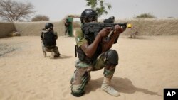 Les forces spéciales nigérianes lors d’un exercice de sauvetage des otages au cours des entraînements militaires Flintlock à Mao, Tchad, 7 Mars 2015. 