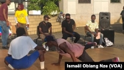 Danse urbaine devant l'Institut francais de Libreville, le 5 décembre 2020. 