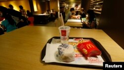 Un burger dans un McDonald à Hong Kong, le 31 juillet 2014.