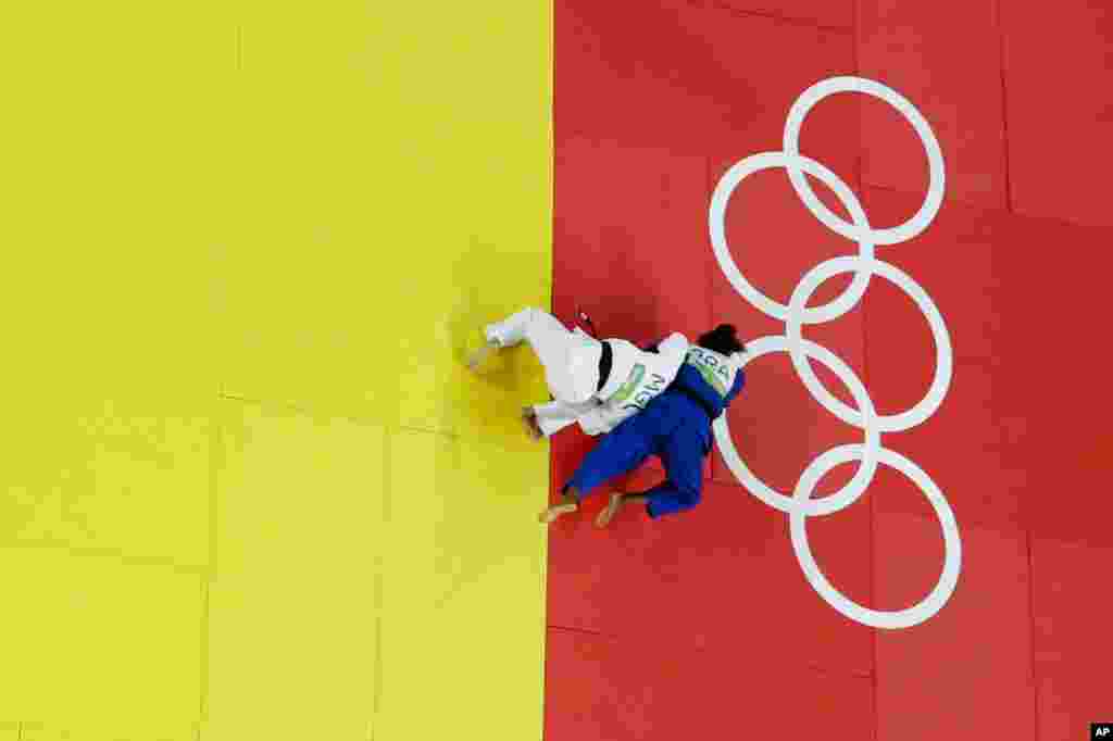 Rafaela Silva dari Brazil (biru) dan Sumiya Dorjsuren dari Mongolia bertanding dalam final yudo putri 57 kilogram dalam Olimpiade di Rio de Janeiro, Brazil (8/8).&nbsp;(AP/Morry Gash)