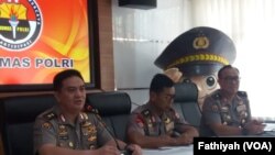  Jumpa pers di Markas Besar Kepolisian Republik Indonesia (Polri), Senin (4/3) tentang perkembangan operasi Tinombala, Poso. (Foto: VOA/Fathiyah)