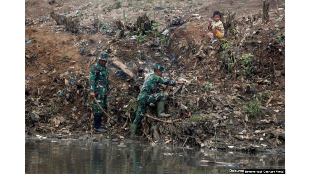 Para anggota TNI terlibat dalam program pembersihan Sungai Citarum di Bandung selatan, Jawa Barat (foto: dok)