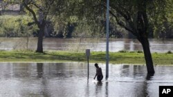 Algunos acueductos y represan han rebalsado en el norte de California debido a las abundantes nieve y lluvias, lo cual aliviaría las restricciones el uso del agua en ese estado.