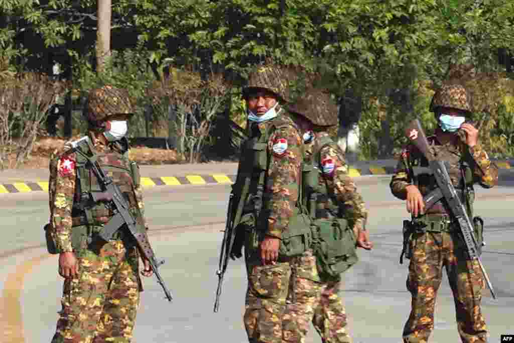 دارالحکومت نیپیٹاؤ میں جگہ جگہ فوجی اہلکار گشت کر رہے ہیں اور ٹیلی فون سروس اور سرکاری ٹی وی کو بند کر دیا گیا ہے جب کہ کاروباری شہر ینگون سے رابطہ بھی منقطع ہو چکا ہے۔