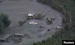 Abu dari letusan gunung Tongariro menyelimuti rumah-rumah dan lahan pertanian di Selandia Baru (7/8).