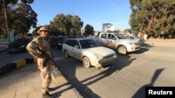 Một nhân viên an ninh tuần tra ở thành phố Benghazi, 12/2/2013