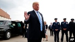 El presidente Donald Trump habló con la prensa al descender del avión presidencial Air Force One el 21 de agosto de 2018 en Charleston, Virginia Occidental. 