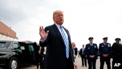 Trump azungumza na waandishi wa habari baada ya kushuka kutoka katika ndege ya Air Force One Aug. 21, 2018, huko Charleston. W.Virginia. 