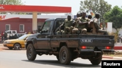 Binh sĩ thuộc Lực lượng khu vực Trung Phi tuần tra trên đường phố thủ đô Bangui, ngày 1/1/2013.