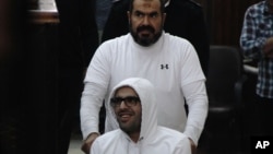 Mohammed Soltan ngồi xe lăn tại toà án ở Cairo, Ai Cập, ngày 9/3/2015. 