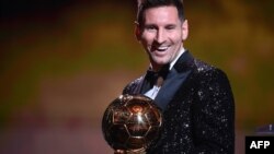 Dan wasan PSG Lionel Messi ya yi magana bayan da ya lashe kofin Ballon d'Or na 2021 yayin bikin Ballon d'Or karo na 65 a gidan wasan kwaikwayo na Chatelet, da ke birnin Paris, ranar Litinin, 29 ga Nuwamba, 2021. Messi ya lashe kyautar ta Ballon d'Or karo na bakwai.