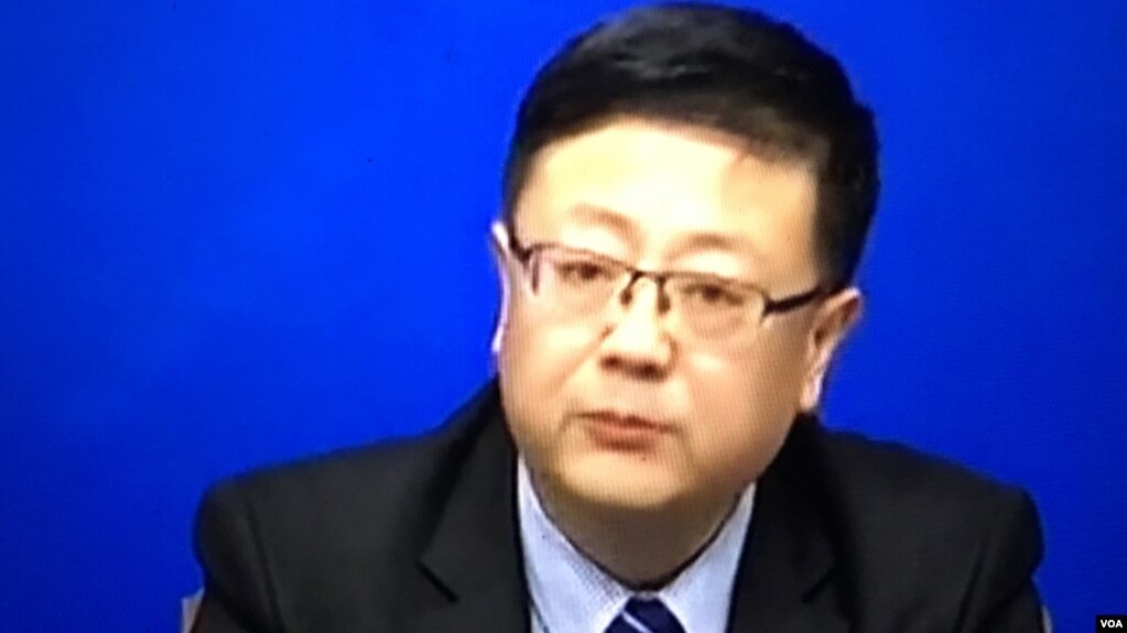2017年3月9日,中国环保部长陈吉宁在人大记者会上。 (美国之音叶兵拍摄)