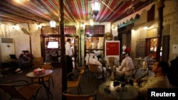 카타르 도하의 한 카페에서 사람들이 술과 음료를 즐기고 있다. (자료사진)