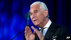 Roger Stone, aliado y asesor del presidente Donald Trump, fue arrestado en su casa Florida. Enfrenta siete cargos que incluyen manipulación de testigos, obstrucción y declaraciones falsas.