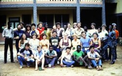 Nhóm tình nguyện viên toán lý hoá, sư phạm và các giảng viên trong thời gian huấn luyện ở Atakpamé (Ảnh: Bùi Văn Phú)