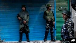 Tentara paramiliter menjaga keamanan di kawasan Srinagar, Kashmir yang dikuasai India, Rabu, 14 Agustus 2019.(Foto: dok).