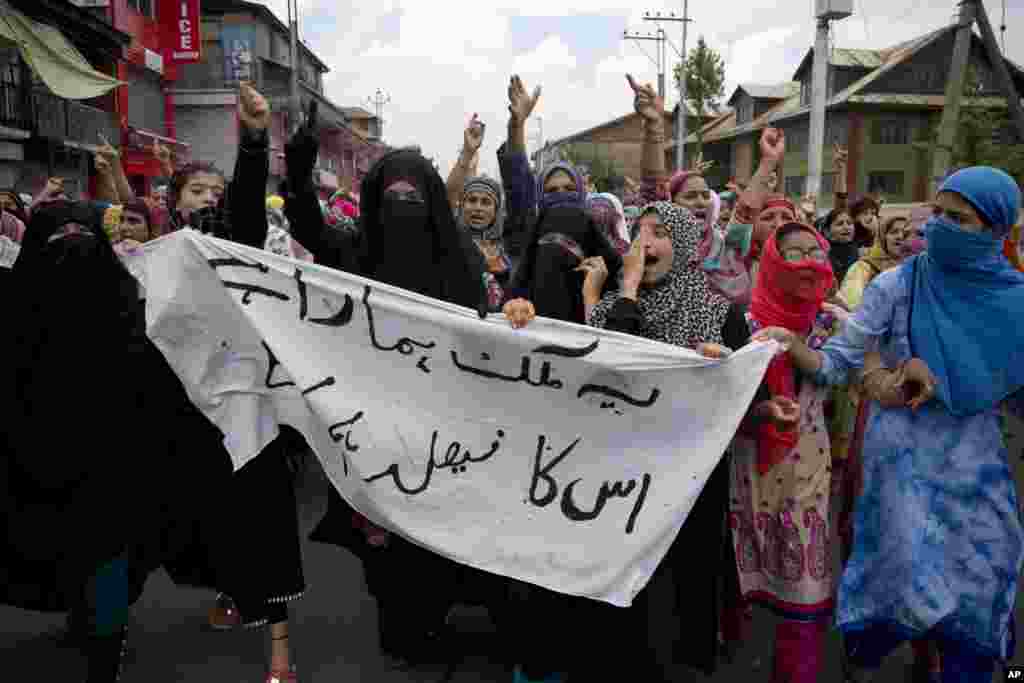 گروهی از زنان مسلمان ساکن سرینگر، بخش هندی منطقه کشمیر، به تصمیم دولت هند در لغو امتیازات ویژه کشمیر که خودمختاری بیشتری به این ایالت می دهد، اعتراض می کنند. روی بنری که دست این زنان است نوشته شده: &laquo;این کشور از آن ماست و ما برای آینده آن تصمیم می گیریم&raquo;.