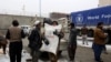 Foto de archivo un trabajador lleva un saco de harina en un centro de distribución del Programa Mundial de Alimentos en Kabul, Afganistán.