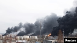 Попадание российской крылатой ракеты в нефтехранилище в районе Одесского торгового порта. 3 апреля 2022г. 