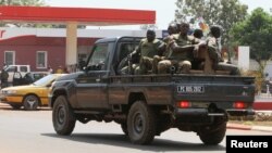 Sojojin gwamnati su na sintiri a kan titi a birnin Bangui, 1 Janairu 2013.