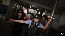 5月4号，中国安全人员不让记者进入盲人维权人士陈光诚所住的医院