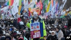 윤석열 한국 대통령의 체포와 처벌을 요구하는 시위대 (자료사진)