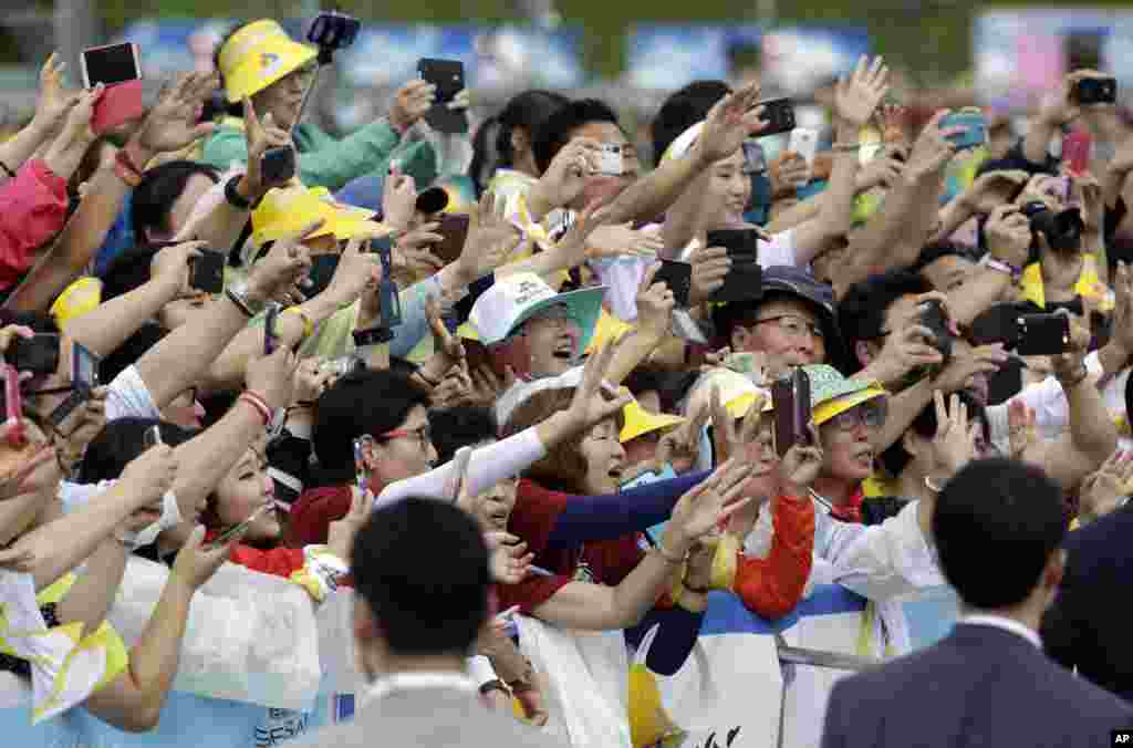 当地时间8月17日，天主教教宗方济各在韩国首尔南部的海美城堡参加第六届亚洲青年节闭幕弥撒。