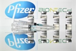 Ampul vaksin Covid-19 buatan Pfizer dan mitranya dari Jerman, BioNTech.