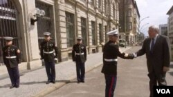 El embajador de Estados Unidos para Alemania, John Kornblum, saluda a un guardia de la Marina a su llegada a Berlín.