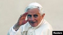 Papa Benedict akisalimia waumini alipokuwa akiwasili St.Peters Square .
