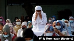 Salat Ied di Masjid Agung Al Azhar, menandai akhir bulan suci Ramadhan, di tengah pandemi COVID-19 di Jakarta, 13 Mei 2021. (Foto: REUTERS/Willy Kurniawan)