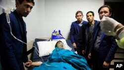 지난 24일 아프가니스탄 카불에서 자살폭탄 공격 부상자가 병원에서 치료를 받고 있다. 